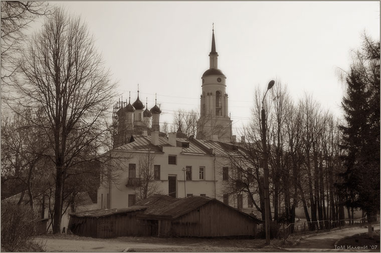 Ёлочки, сарайчики - такой вот он - центр маленького городка, в котором нет железной дороги